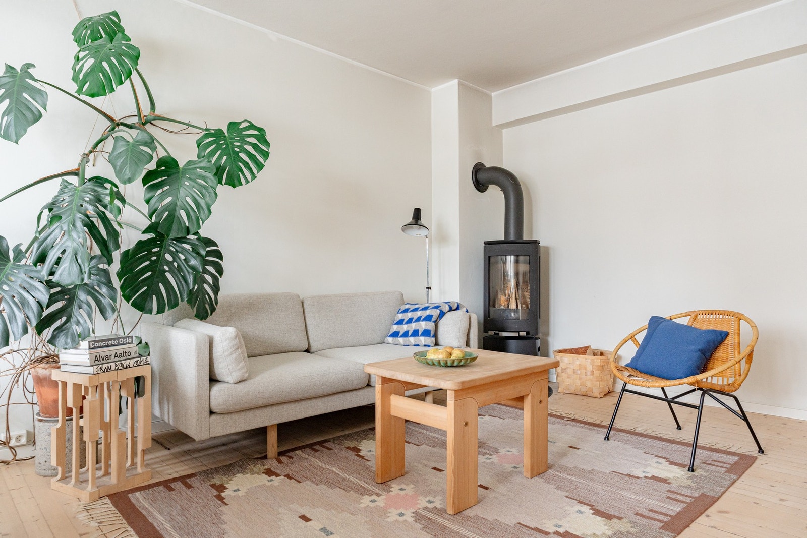 God plass til både stort spisebord og sofagruppe. Himlingshøyden ble målt til ca. 2,53 meter. Galleribilde