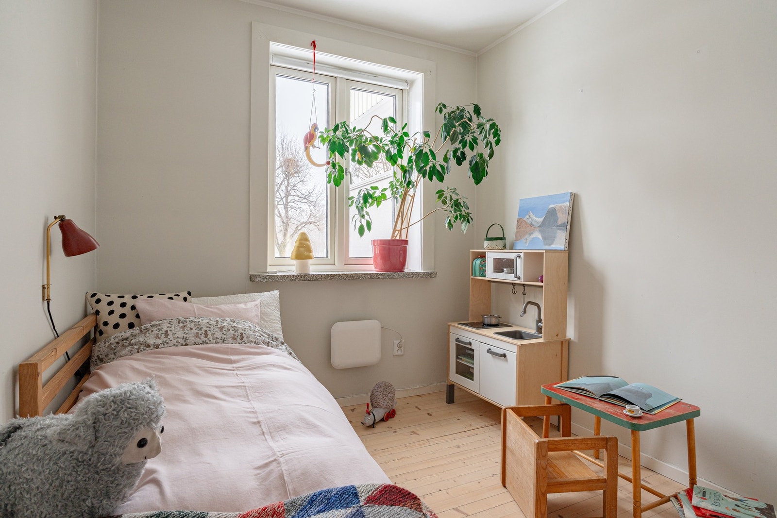 Soverom II har plass til seng og tilhørende møblement. Galleribilde