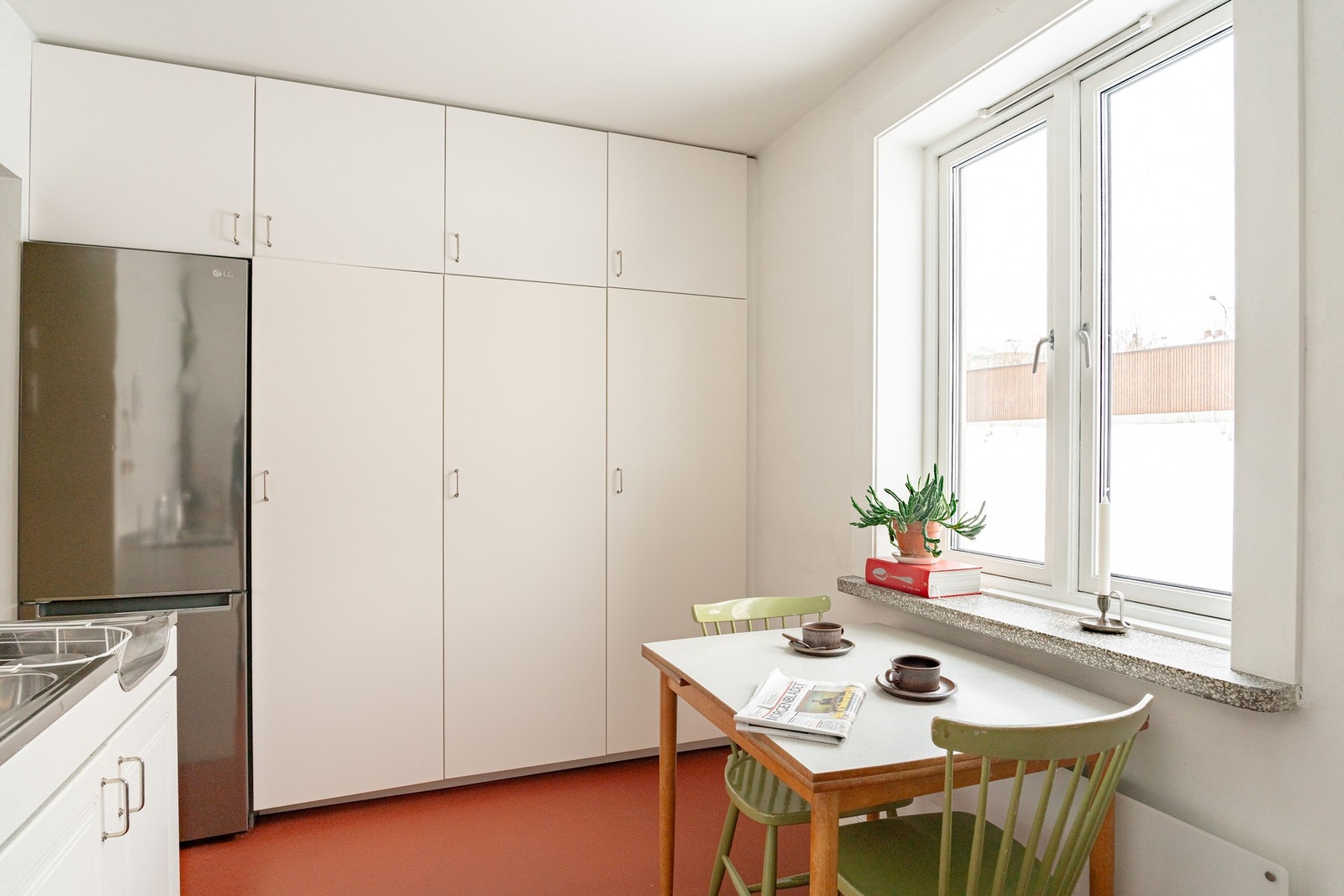 Plassbygget høyskap fra 2022 langs en hel vegg for å sikre rikelig med oppbevaring. Galleribilde