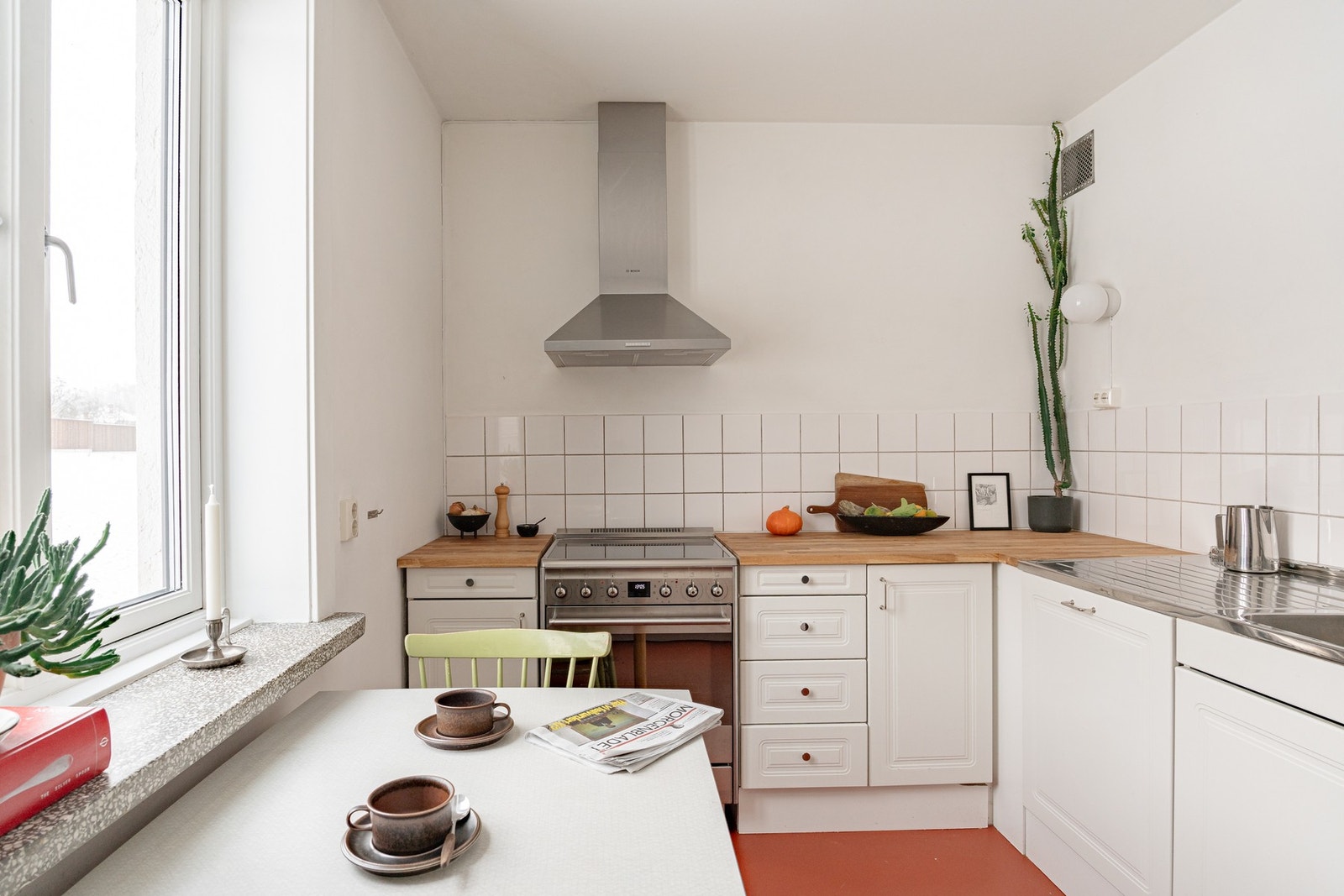 Her har du benkeplate i heltre eik og en robust oppvaskbenk i rustfritt stål. Det er utstyrt med kjøle-/fryseskap, komfyr og oppvaskmaskin. Galleribilde