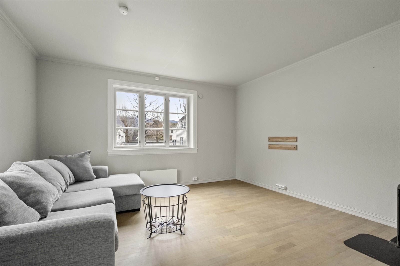 Stova er av god størrelse og har vindu mot hagen som vender mot sør Galleribilde