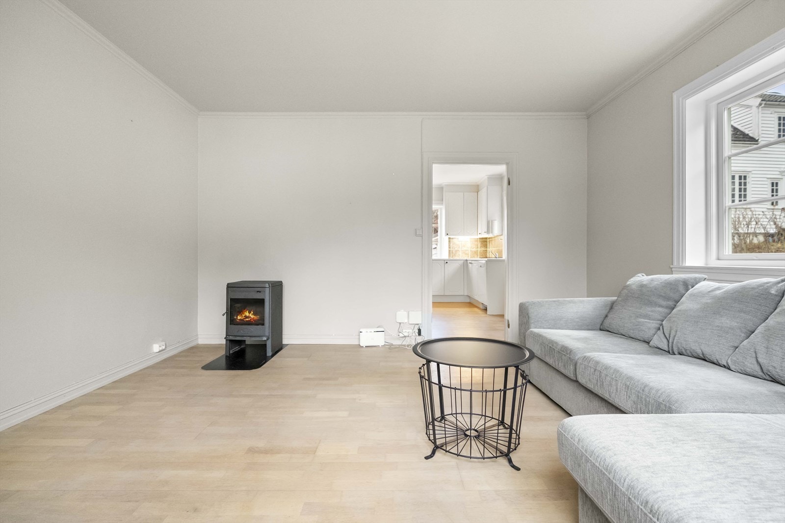 Stova har montert vedovn - adkomst inn på kjøkkenet Galleribilde