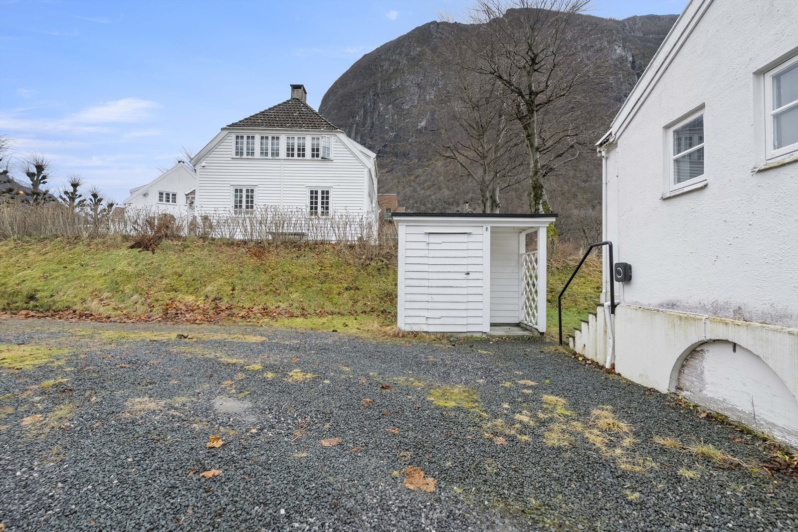 Gruslagt parkeringplass framfor bustaden - utboden følg også med andelen Galleribilde