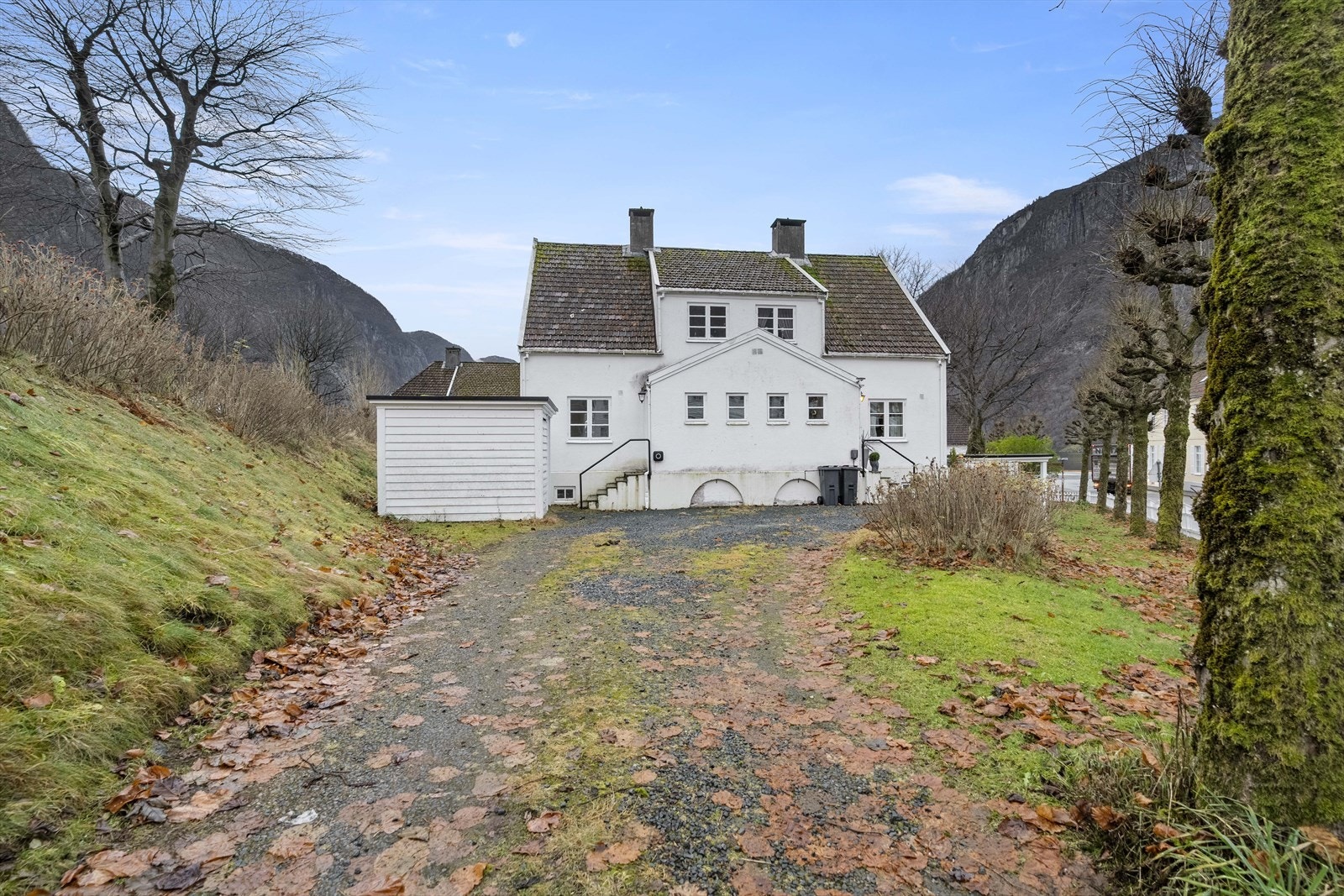 Felles innkøyring på tunet med naboen Galleribilde