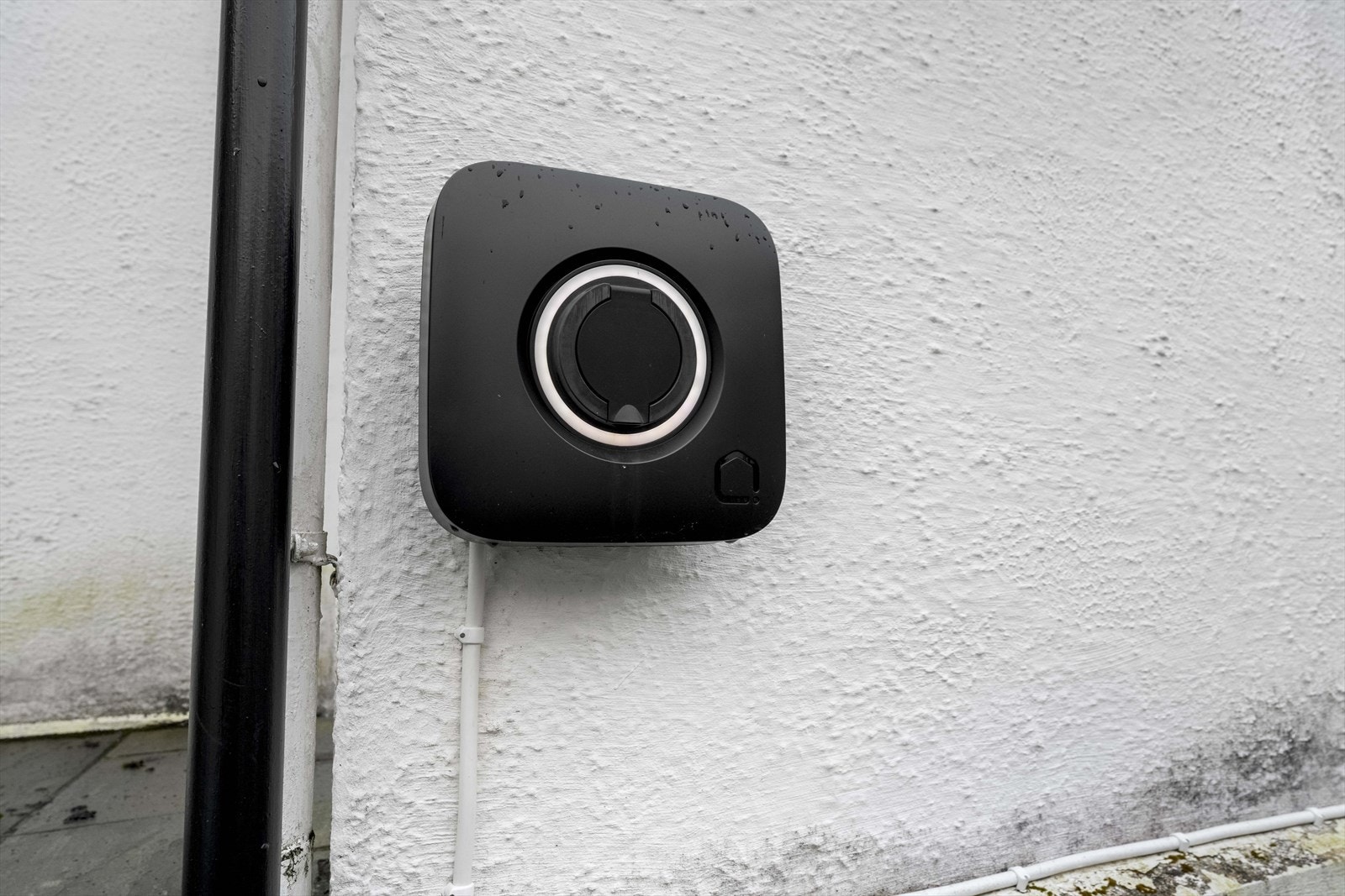 Det er montert elbil-ladar på husveggen ved parkeringplassen Galleribilde