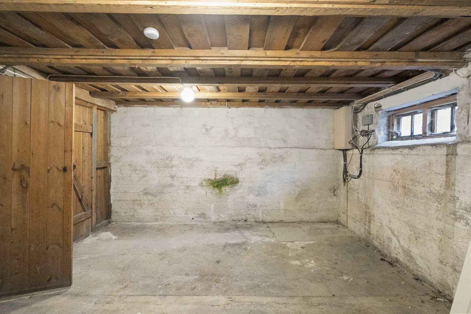 Kjellaren består av fleire bodrom og vaskekjellar Galleribilde