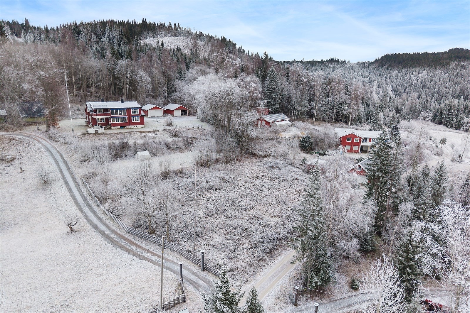 Stor og solrik tomt med rammetillatelse for tomannsbolig. Galleribilde