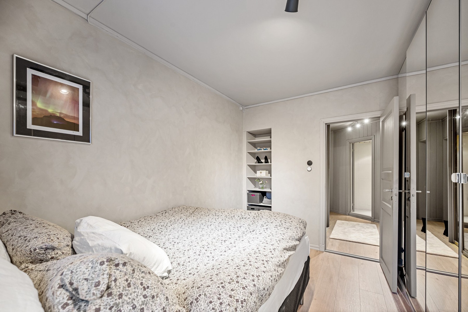 Rommet har lyse overflater som gir et behagelig og avdempet uttrykk med smart innebygd oppbevaringsløsnig. Galleribilde