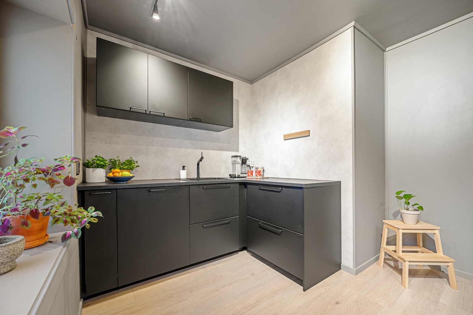 Kjøkken med rikelig skap og benkeplass. Galleribilde