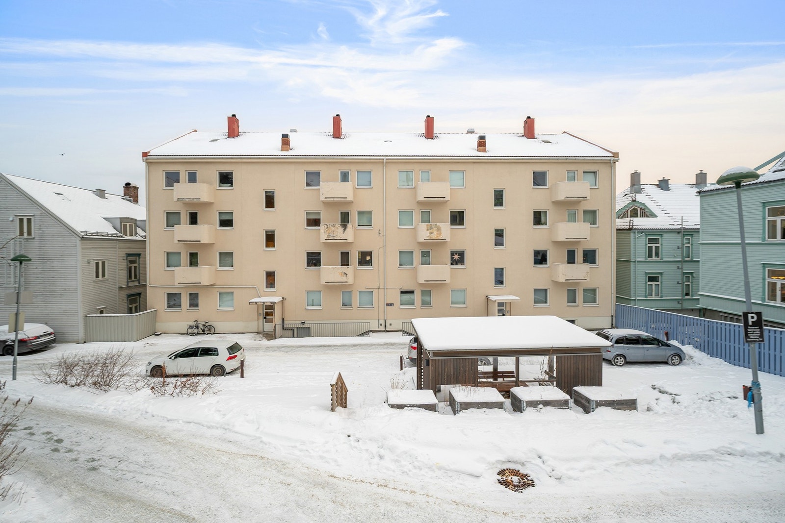 Oversiktsbilde av bygget med tilhørende utearealer og parkeringsmuligheter i nærområdet. Galleribilde