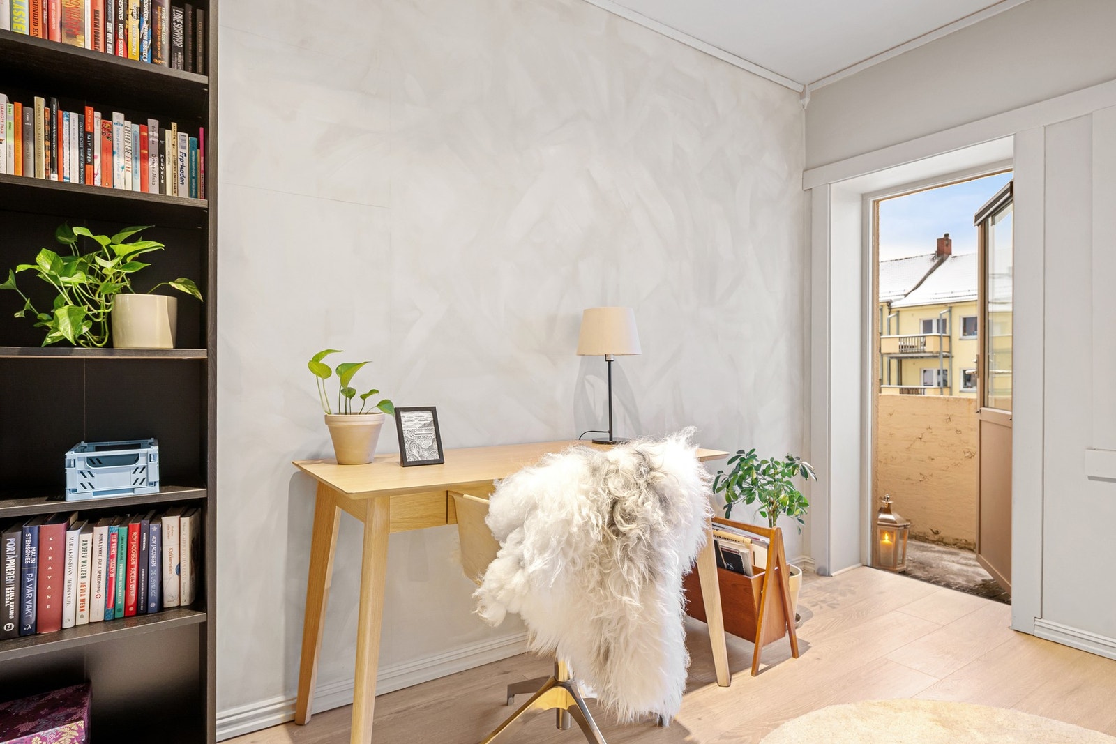 Rommet er praktisk innredet med hyller for oppbevaring, egen sone for pult og enkel adkomst til balkong. Galleribilde