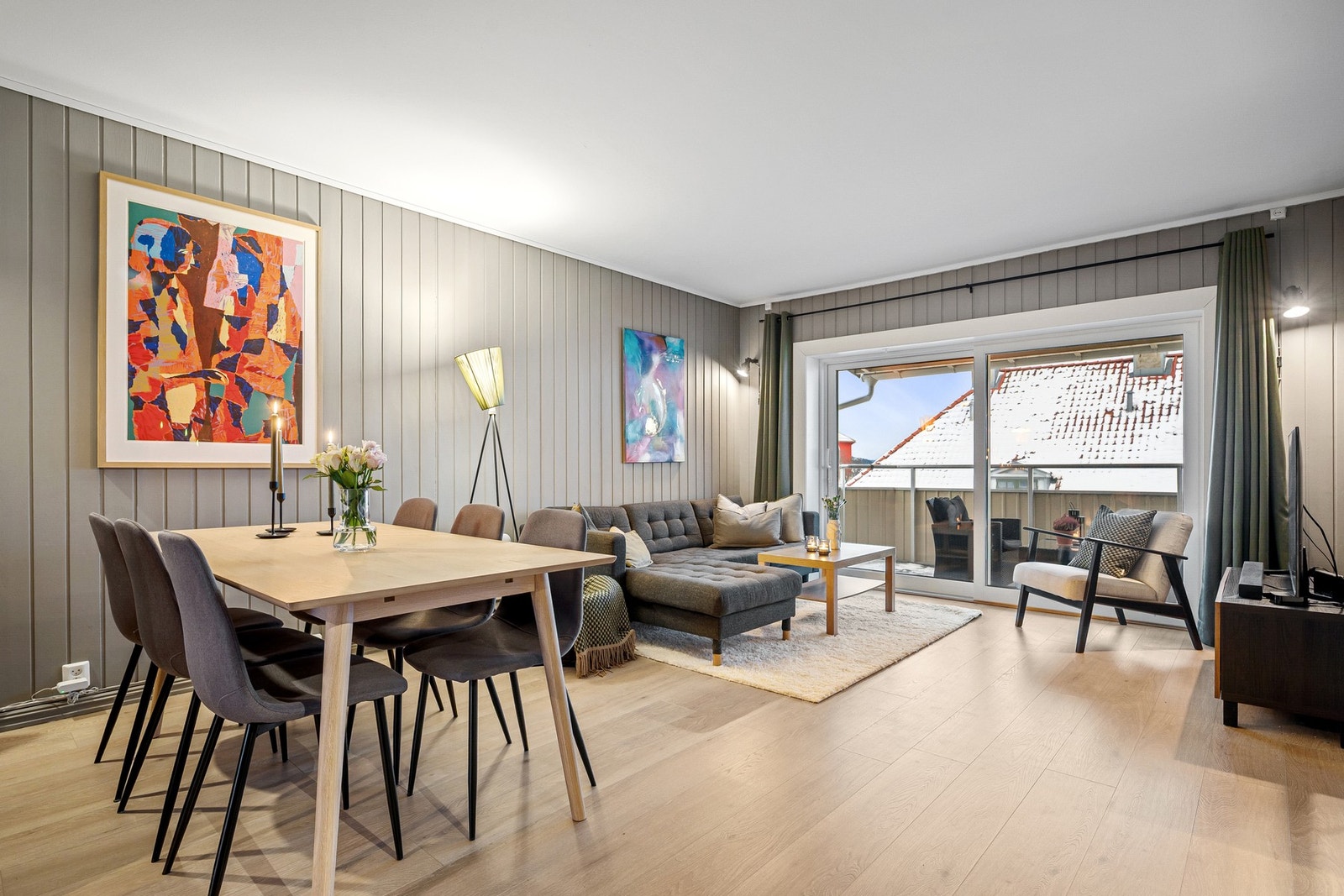 EiendomsMegler 1 v/ Peder Bjørnstad har gleden av å presentere en særdeles flott 3-roms leilighet i Båhus gate 23 A. Galleribilde