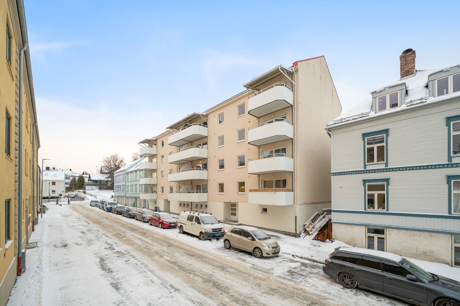 Leiligheten ligger i et etablert boligområde med kort vei til sentrum og daglige servicetilbud. Galleribilde