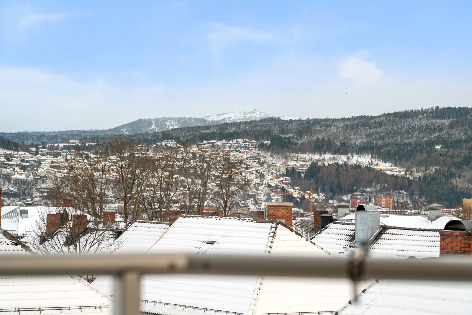 Fin utsikt fra balkongen med overblikk over nærområdet og omkringliggende bebyggelse. Galleribilde