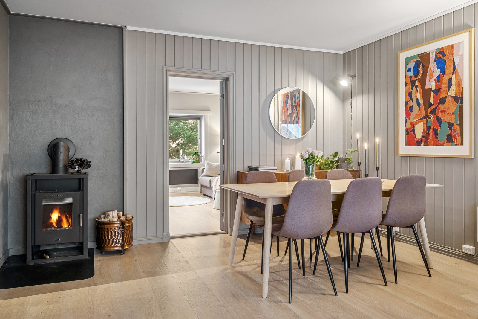 Spisestuen fremstår romslig og innbydende, med plass til flere gjester og vedovn som bidrar til en lun og koselig atmosfære. Galleribilde