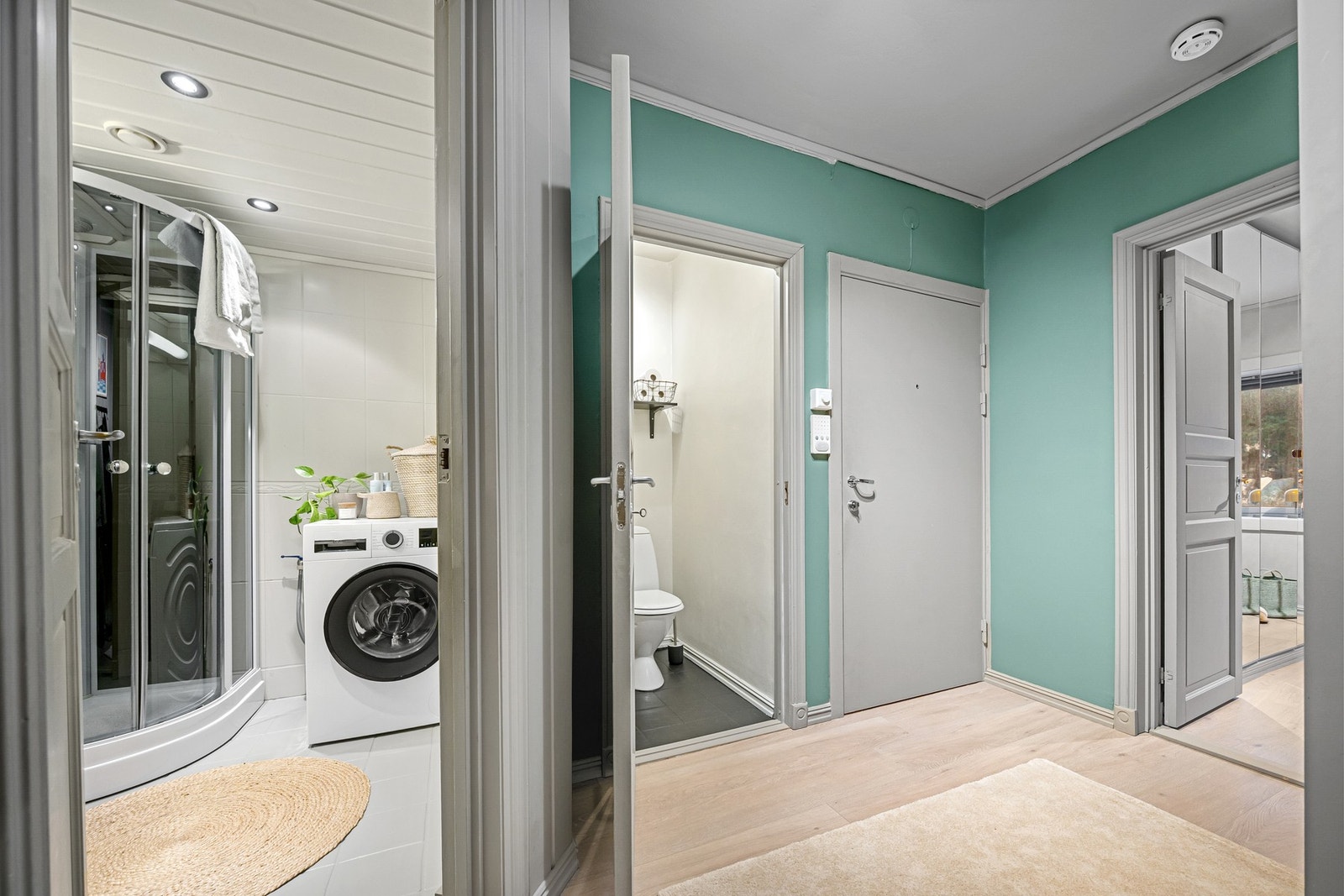 Praktisk entré med adkomst til bad, separat toalettrom og videre til oppholdsrommene. En funksjonell planløsning som gir god flyt i leiligheten. Galleribilde