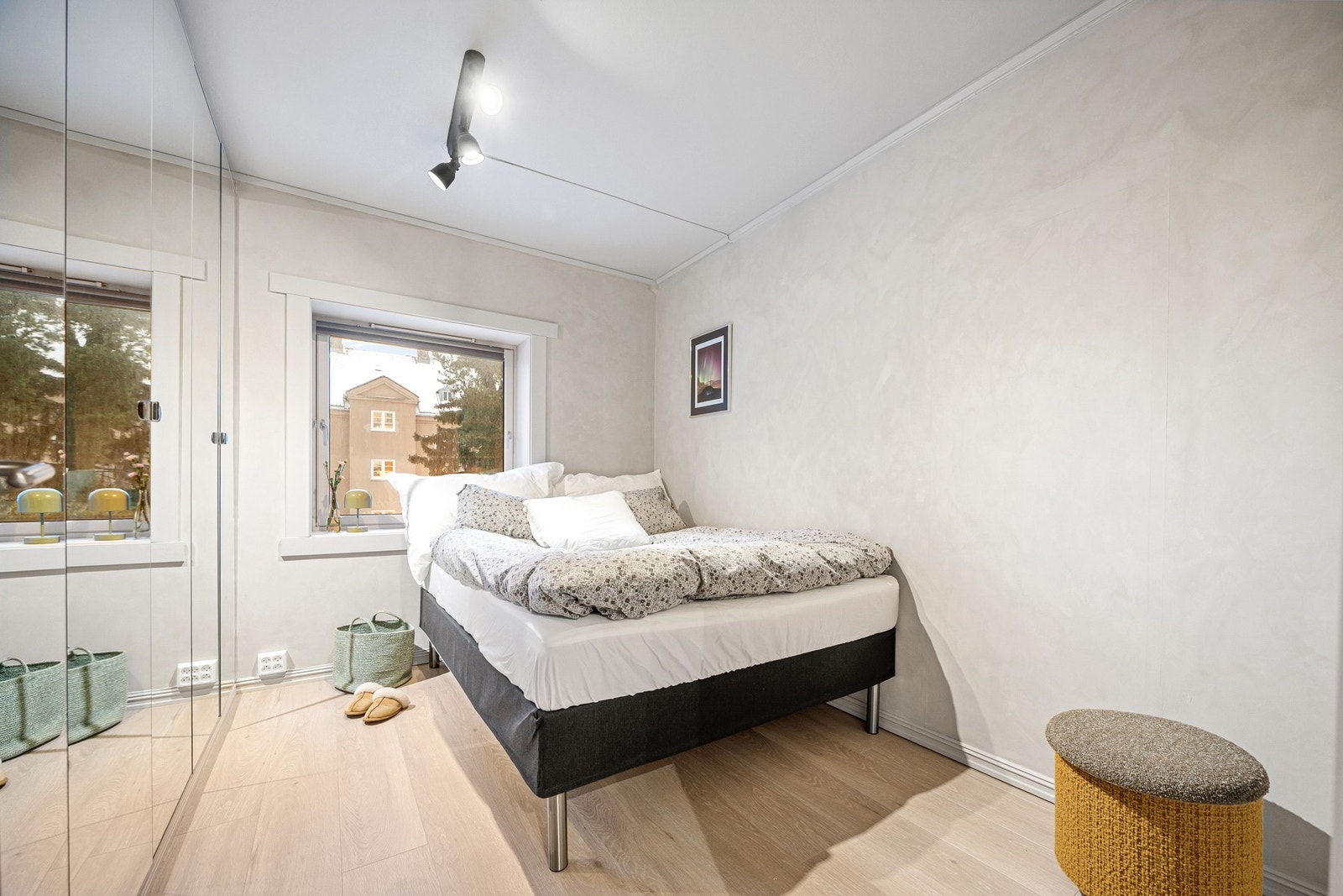 Soverommet fremstår lyst og ryddig, med vindu som gir naturlig lys, god plass til både dobbelseng og garderobeløsning. Galleribilde