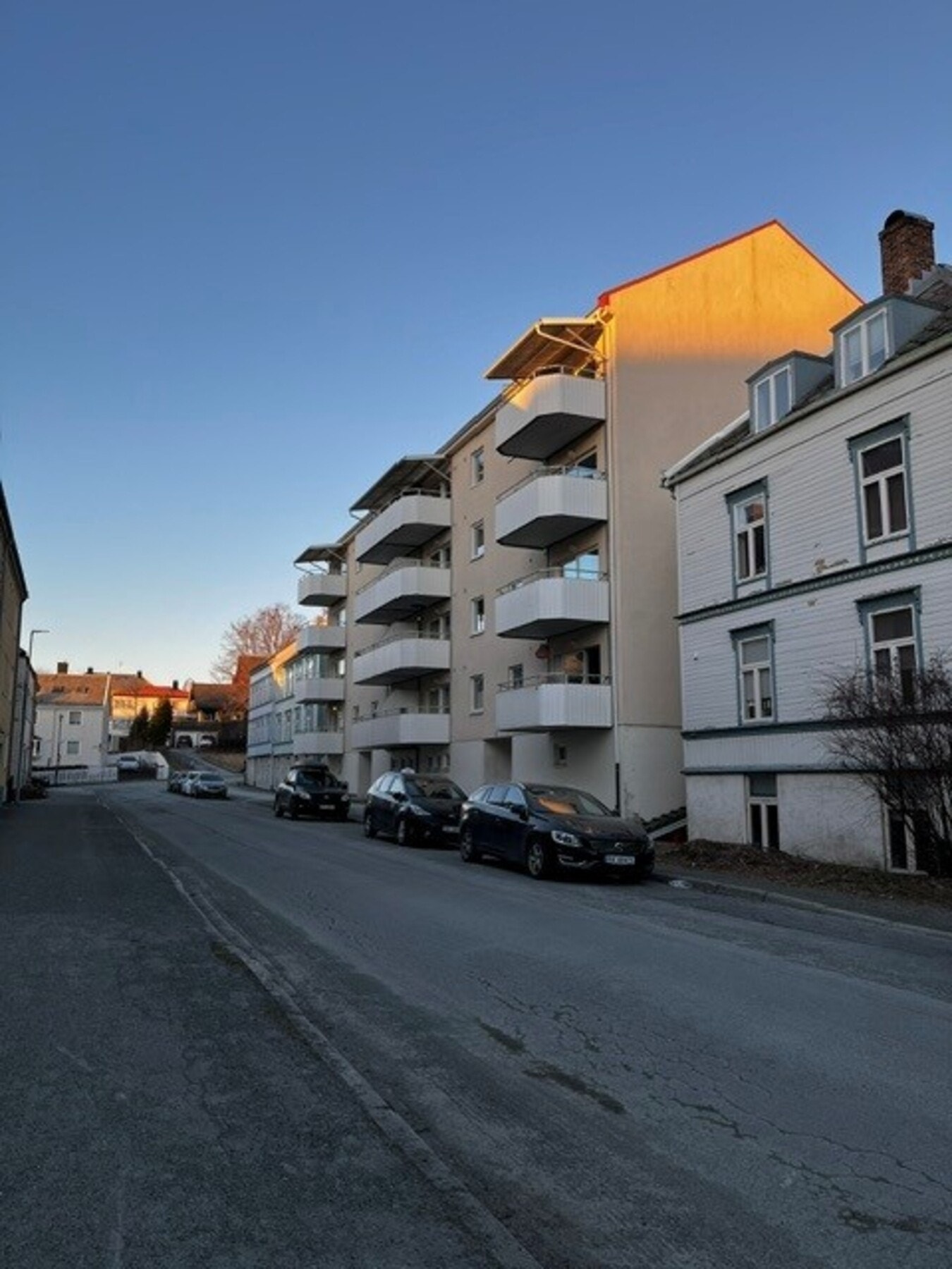 Personlig bilde tatt av selger. Her får man sett den gode beliggenheten boligen har i blokka med tanke på kveldssol. Galleribilde