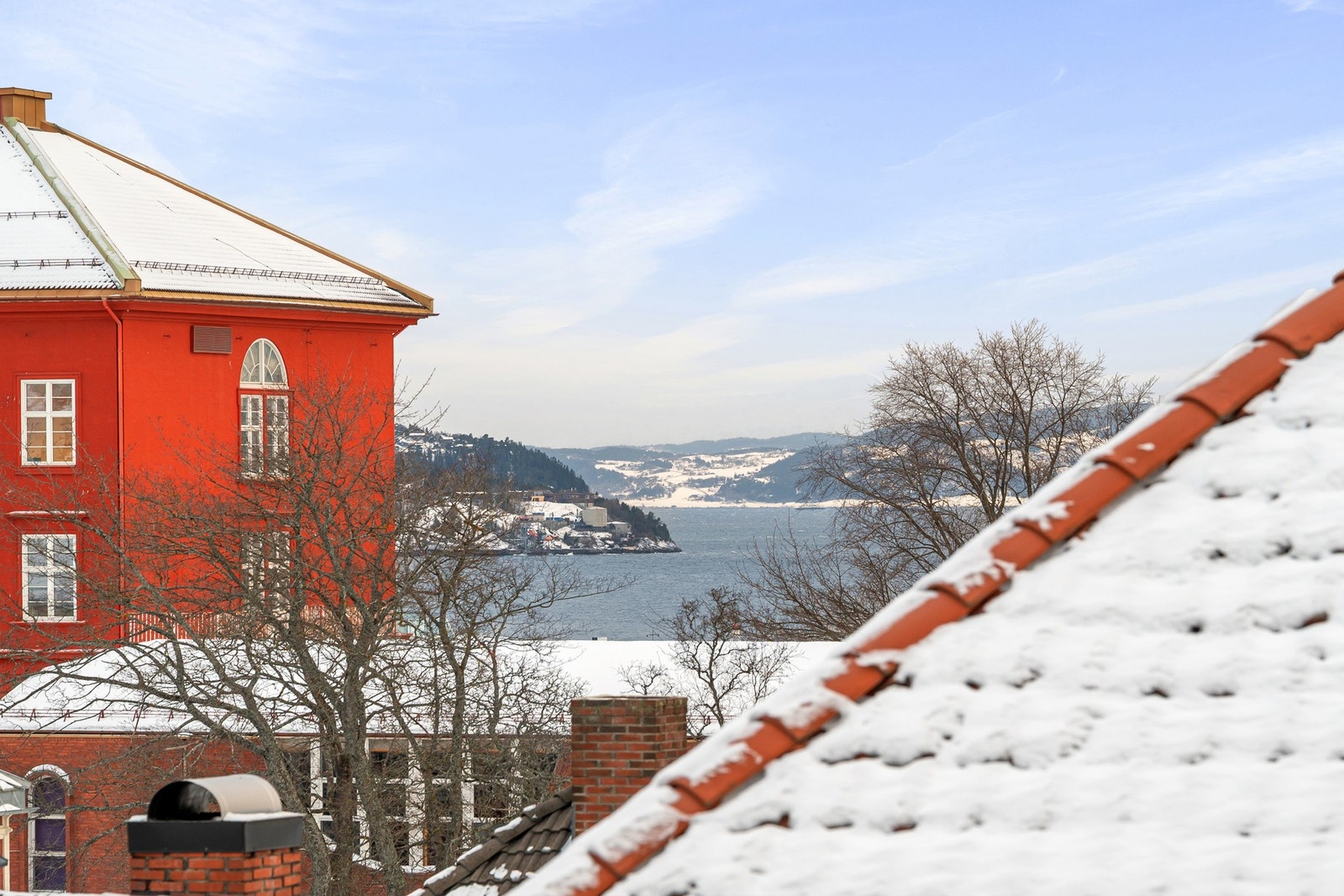 Flott utsikt med glimt av fjorden og omkringliggende landskap. Galleribilde
