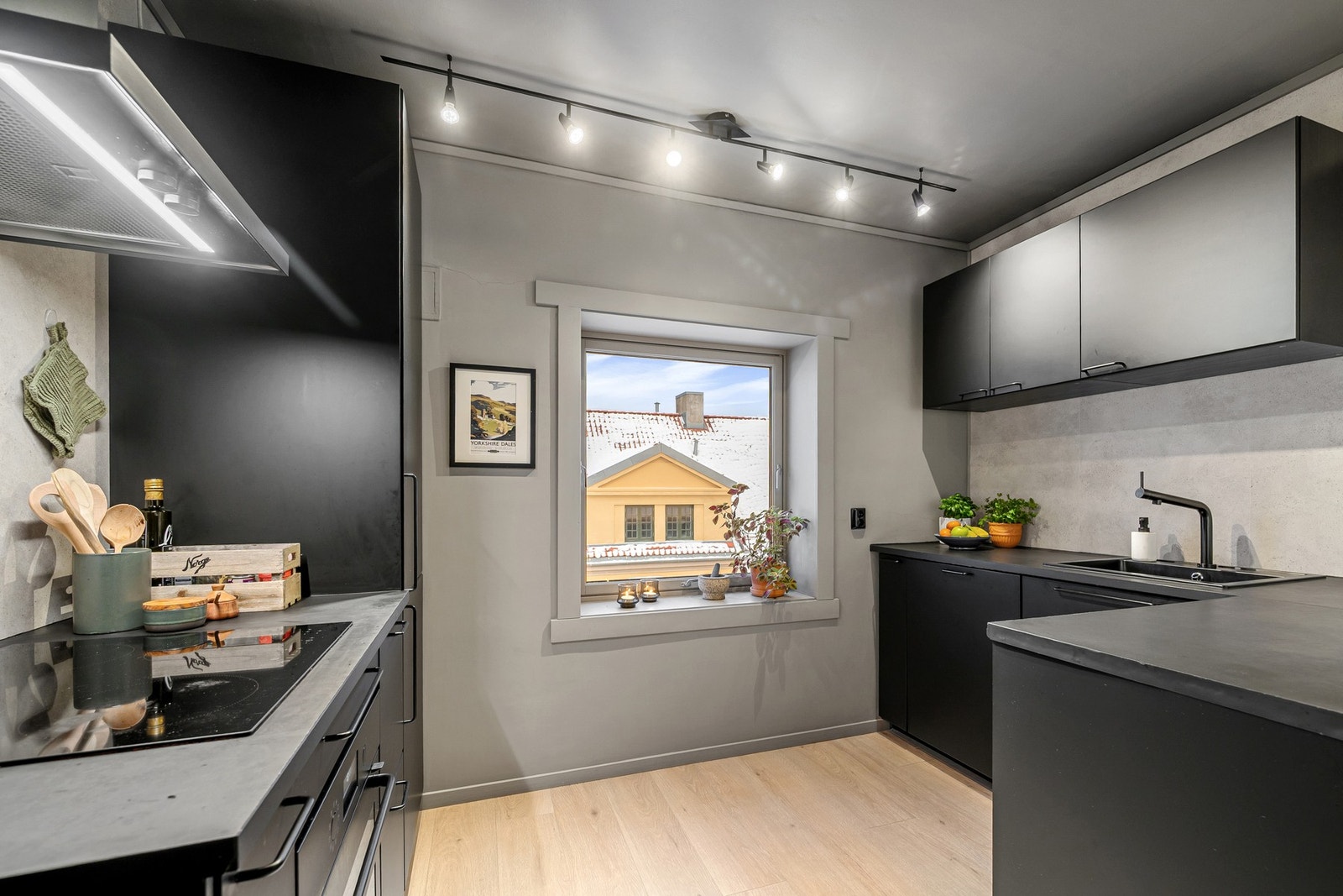 Moderne kjøkken med mørke fronter, integrerte hvitevarer og praktiske arbeidsflater. Oppgradert i 2020. Galleribilde