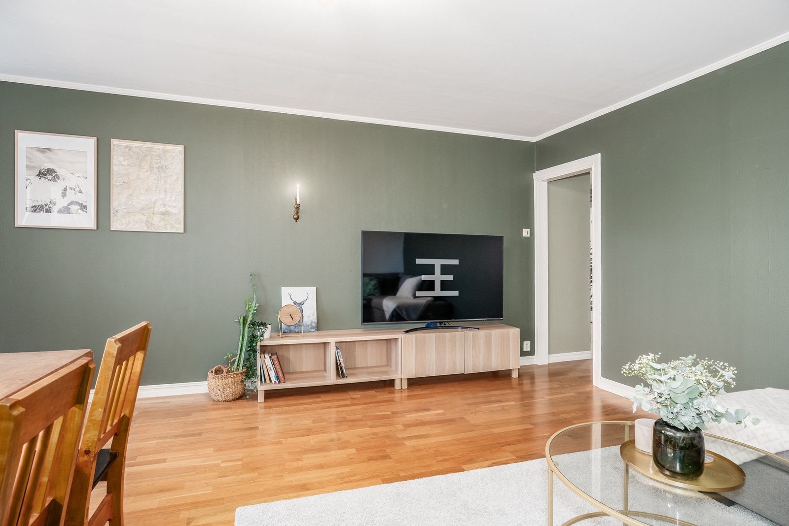 Og fra sofakroken har du naturlig plassering av TV på motsatt vegg. Galleribilde