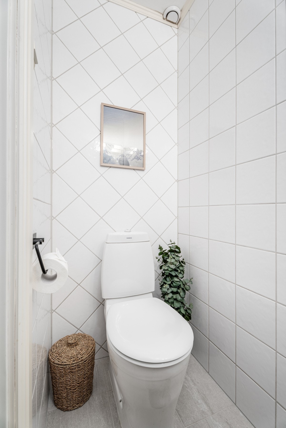 Leiligheten har separat toalettrommed flislagte overflater, nye fliser på gulv fra 2025 Galleribilde