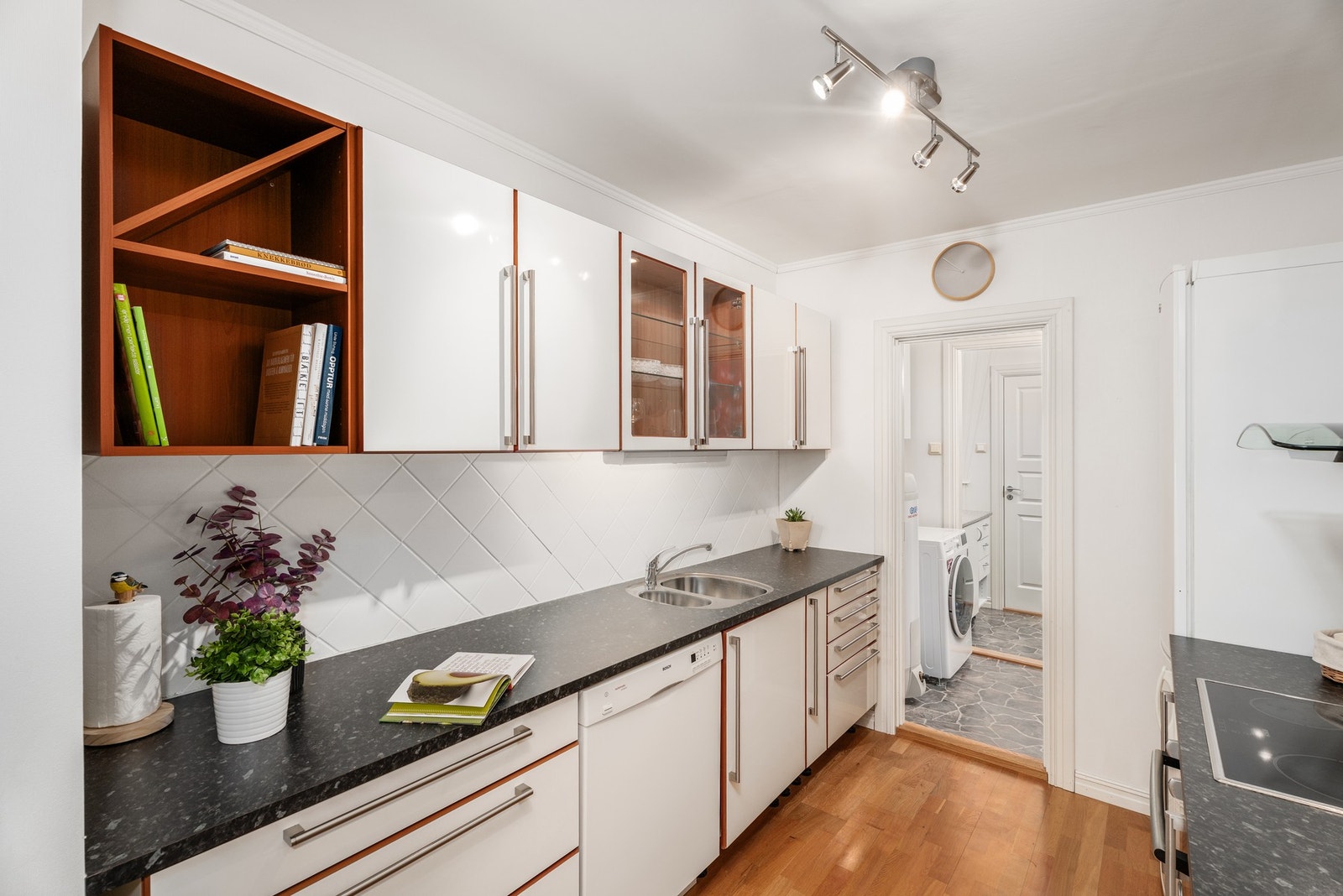 Kjøkkenet har innredning fra HTH og er godt utrustet med arbeidsplass . Galleribilde