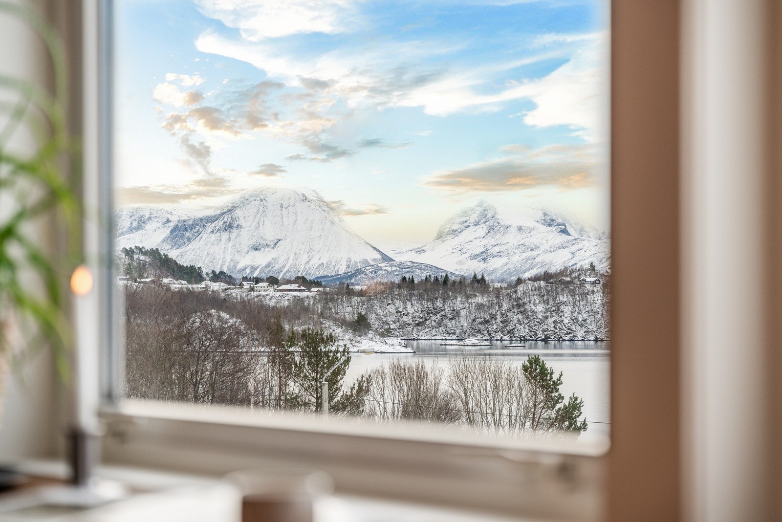 Dette maleriet av en utsikt forandrer seg dag for dag og time for time. Selgers favorittsted for å nyte tekoppen er her foran vinduene. Galleribilde