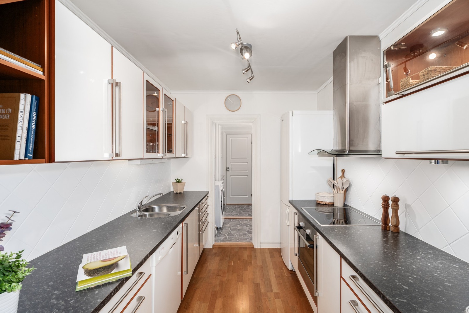 Fra kjøkkenet har man tilkomst til praktisk vaskerom. Legg merke til døren som fører til gangen. Galleribilde