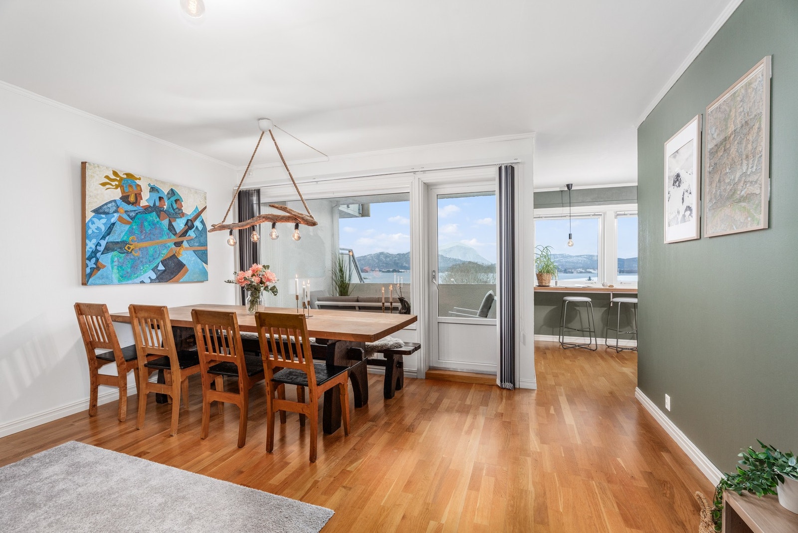 Stua har god plass for spisebord og sofagruppe. Legg merke til at ved dette bordet er det hele 4 stoler på langsiden. Galleribilde