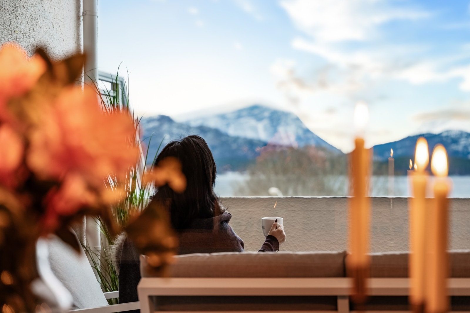 Fra verandaen kan du nyte sydvendt utsikt mot fjorden og Sunnmørsalpene. Verandaen er på 8 kvm. Galleribilde