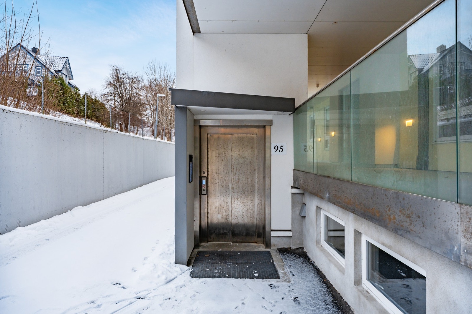 Om du ønsker å benytte heisen så går du inn her og følger svalgangen bort til vår leilighet i nr 93. Galleribilde