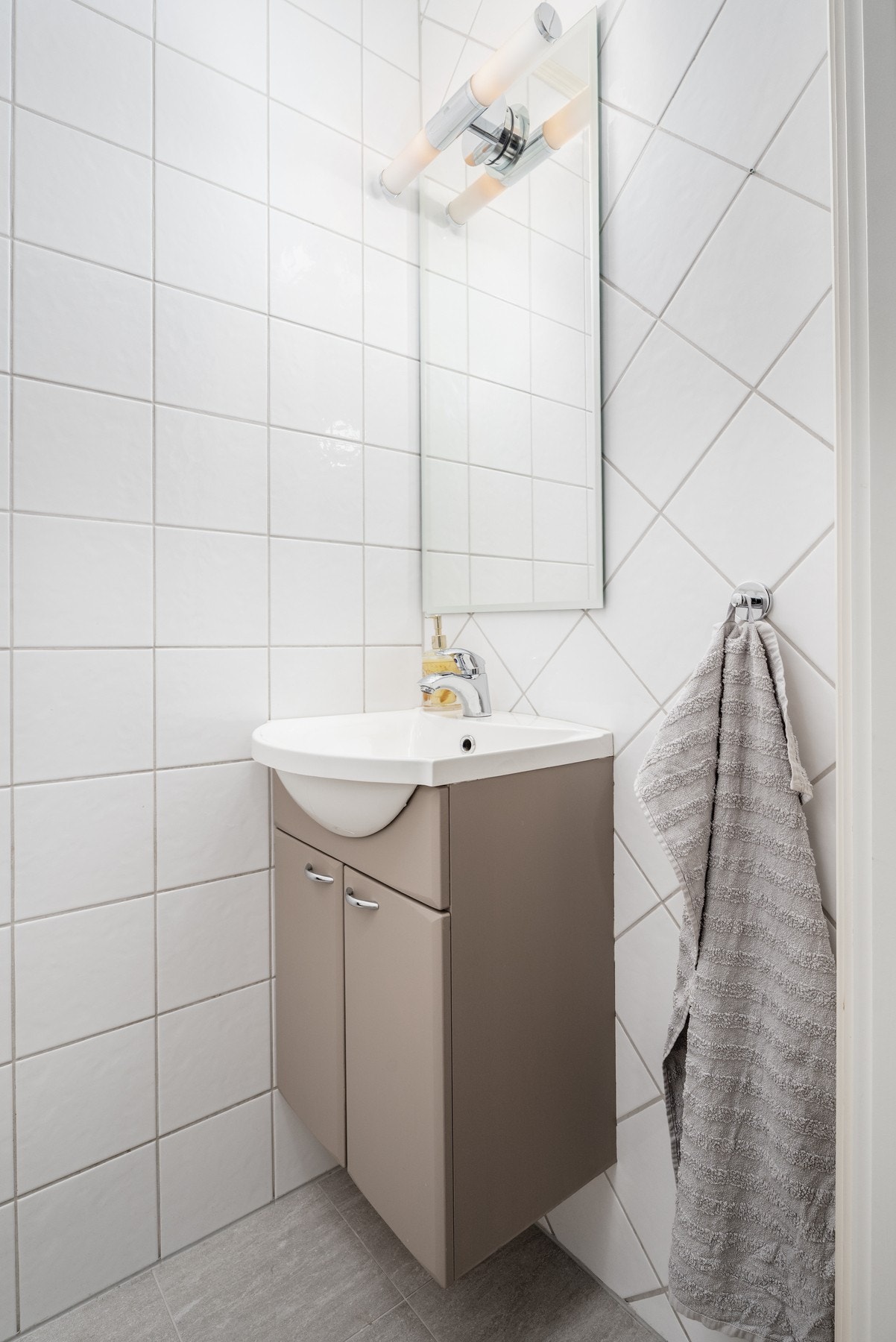 På toalettrommet har man også servantinnredning med skap. Galleribilde