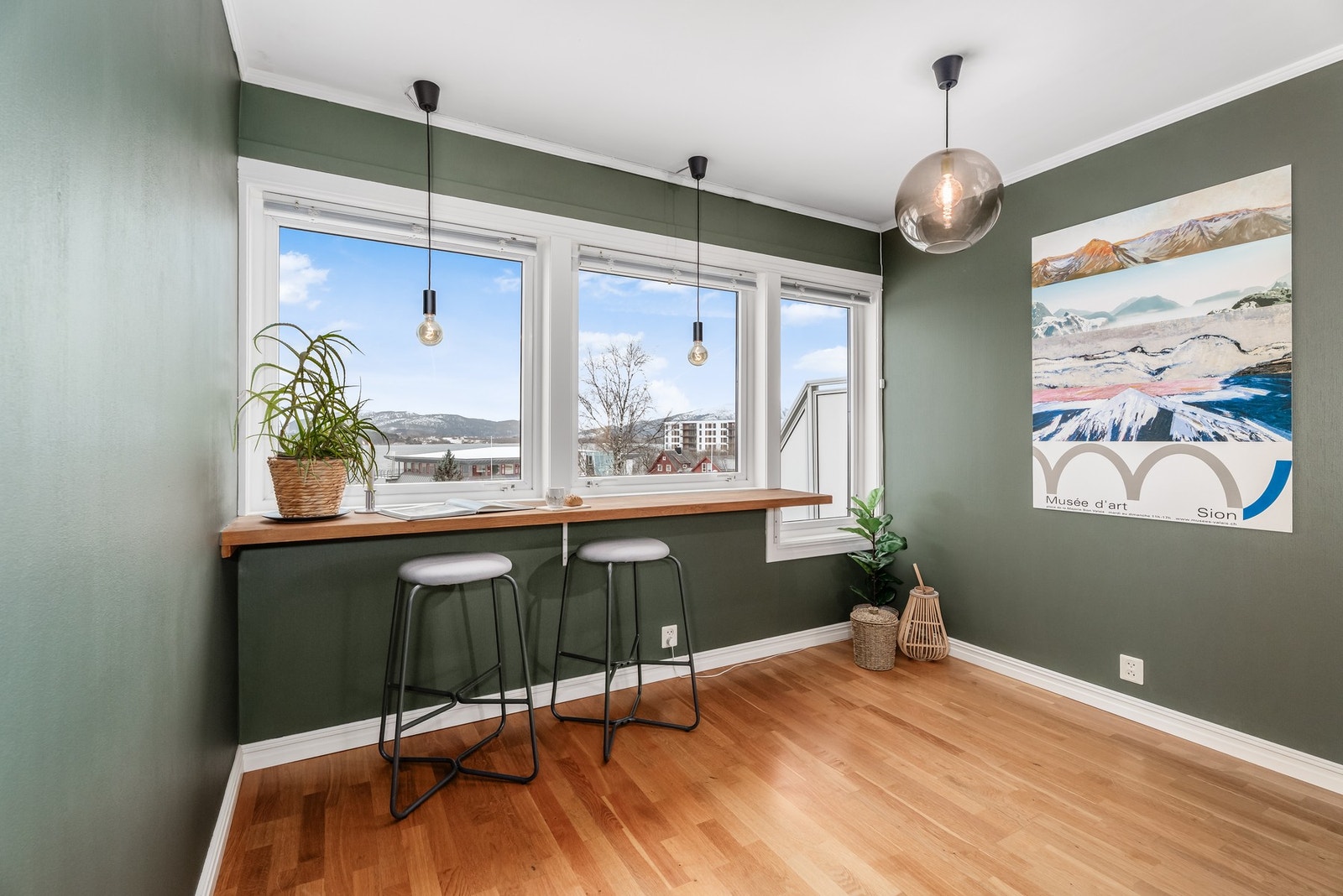 Akkurat her kan du innrede etter ditt behov. Hyller, spisegruppe, benk eller som her med barkrakker ved vinduet. Galleribilde