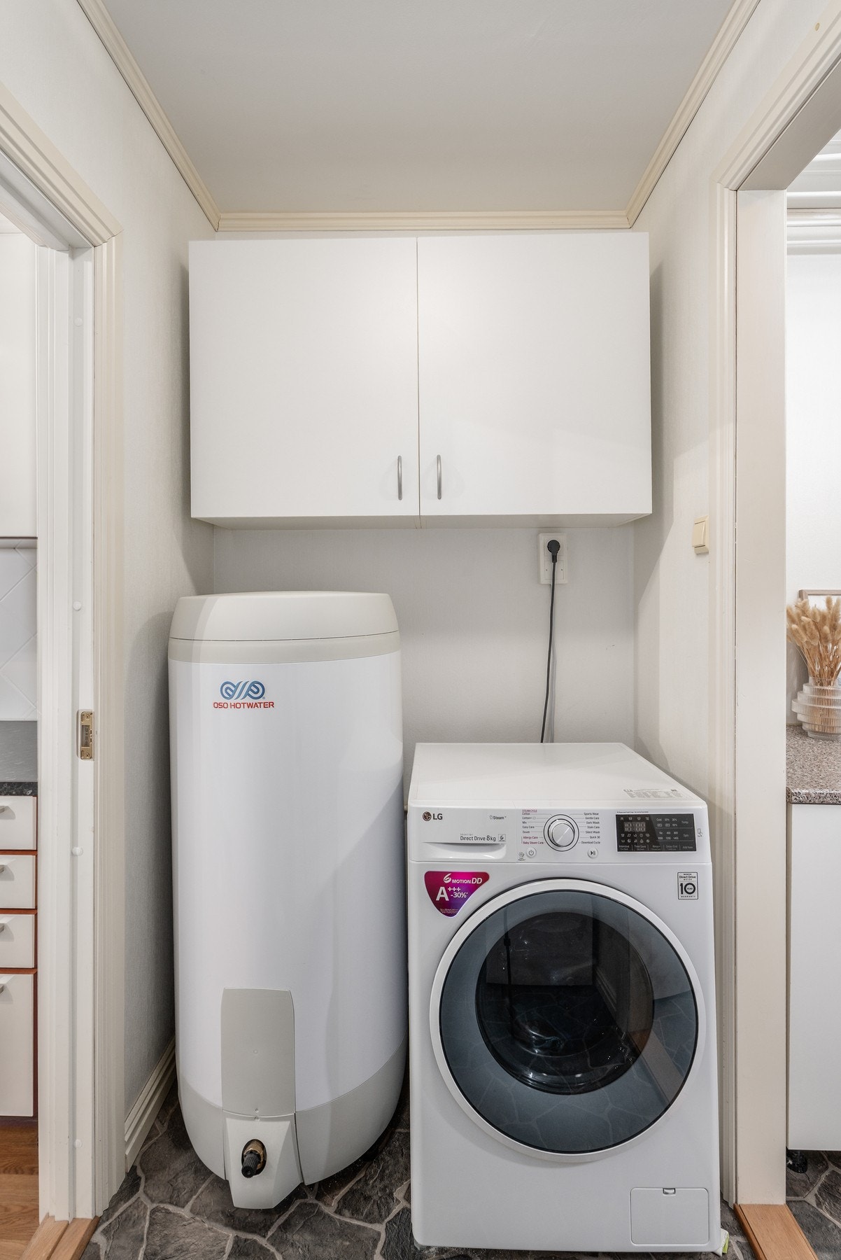 Varmtvannstanken er på 200 liter og er montert i 2020. Sluk under tanken og praktiske skap til vaskemiddel og kluter. Galleribilde