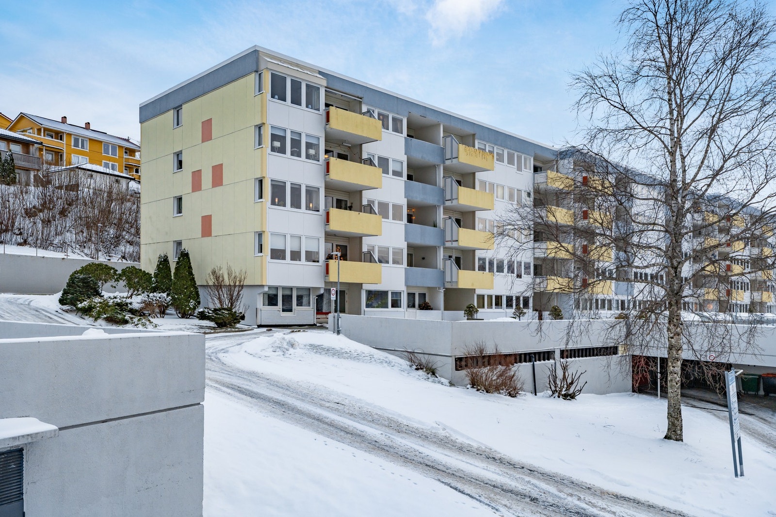 Fasade mot syd. Kan du se "vår" veranda? Med blå front og lyslenker rundt stuevindu. Galleribilde