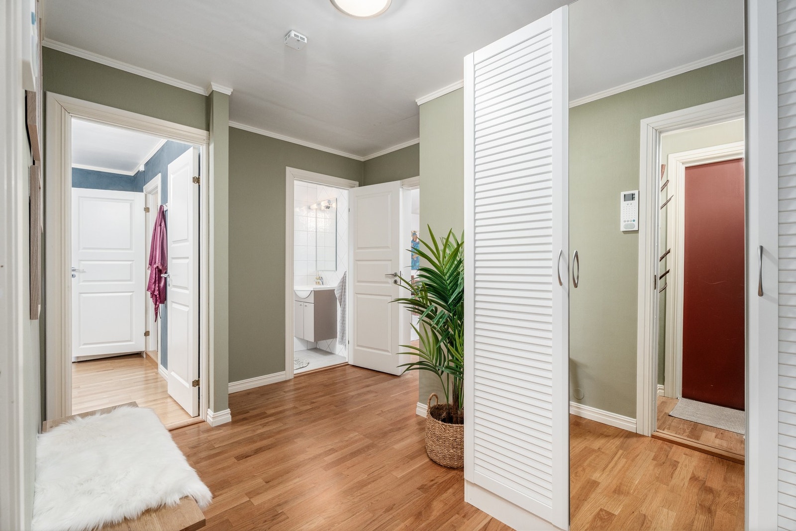 Ta en titt i speilet på garderobeskapet. Her ser du et lite vindfang som man kommer inn i før man går inn i gangen. Galleribilde