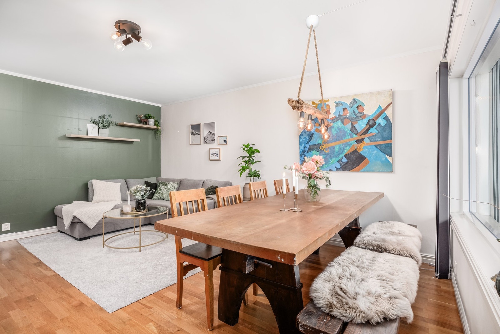 Ved vinduene mot syd er det montert lameller og disse medfølger i handelen. Galleribilde