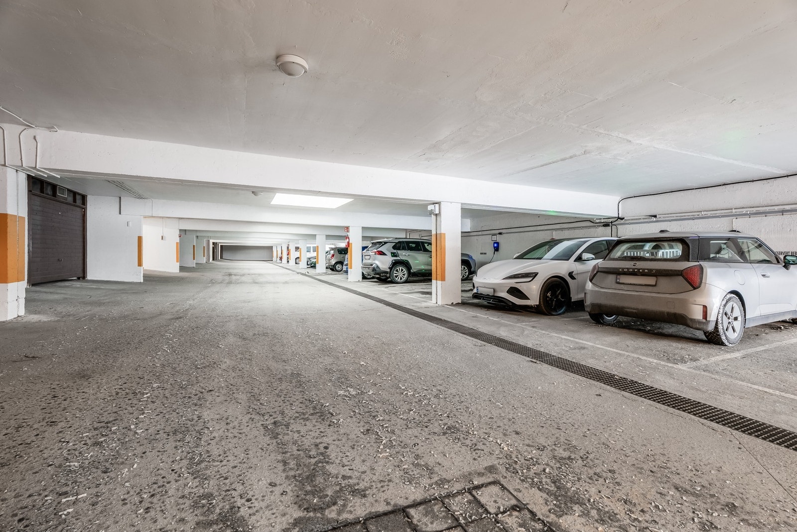 Garasjeanlegg i underetasjen. Det finnes også utvendige parkeringsplasser. Galleribilde