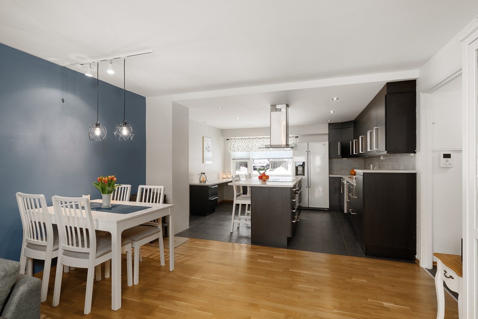 Den sosiale sonen flyter sømløst fra stue og spiseplass til kjøkkenet. Galleribilde