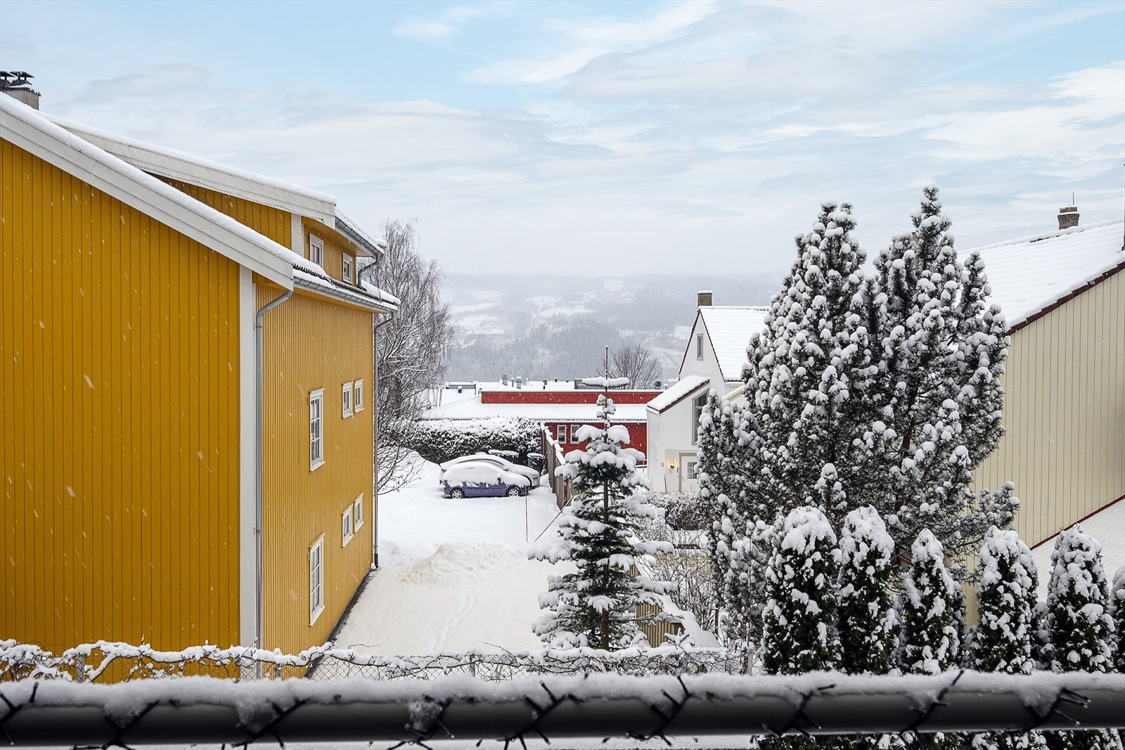 Leiligheten ligger skjermet fra bytrafikken, med utsyn mot en felles bakgård. Galleribilde