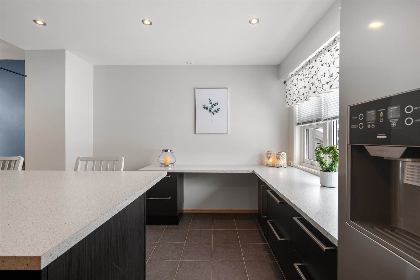 Downlights i taket og gode arbeidsflater gir et funksjonelt og lyst kjøkken. Galleribilde