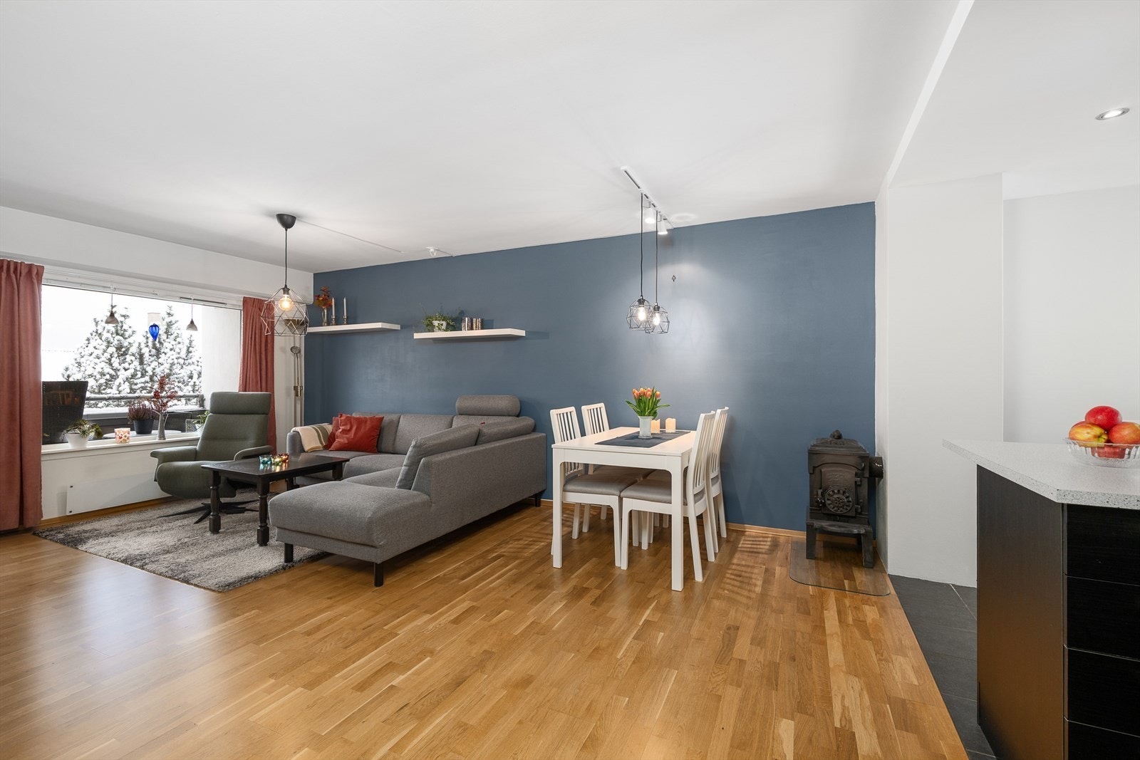 Vedovn er montert i stuen og gir god varme på kalde dager. Galleribilde