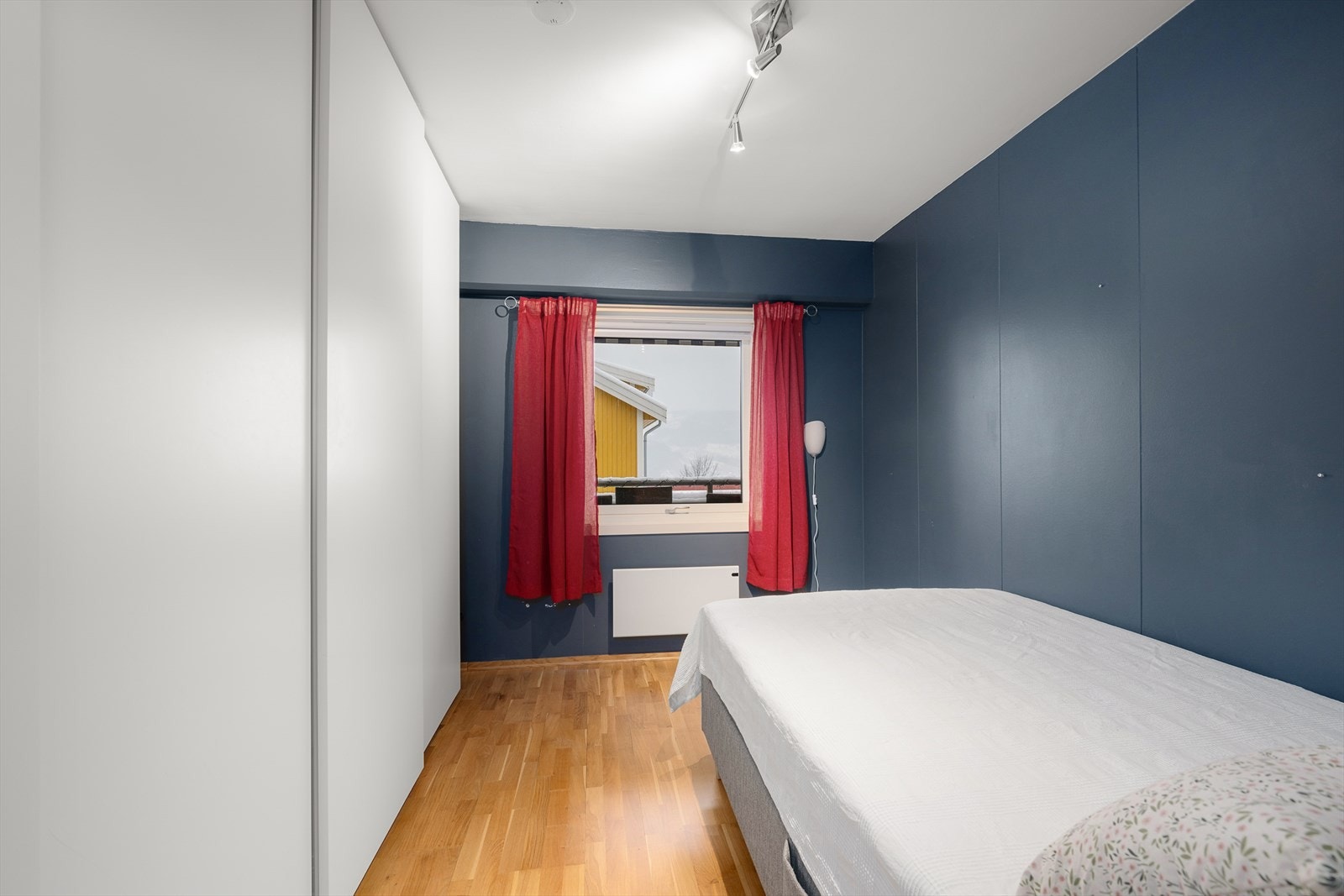 Soverommet er romslig med plass til dobbeltseng. Galleribilde