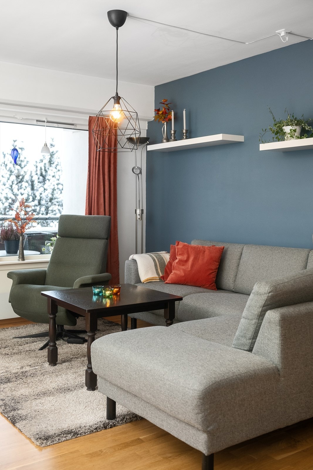 Fra sofakroken er det direkte utsyn mot den vestvendte balkongen. Galleribilde