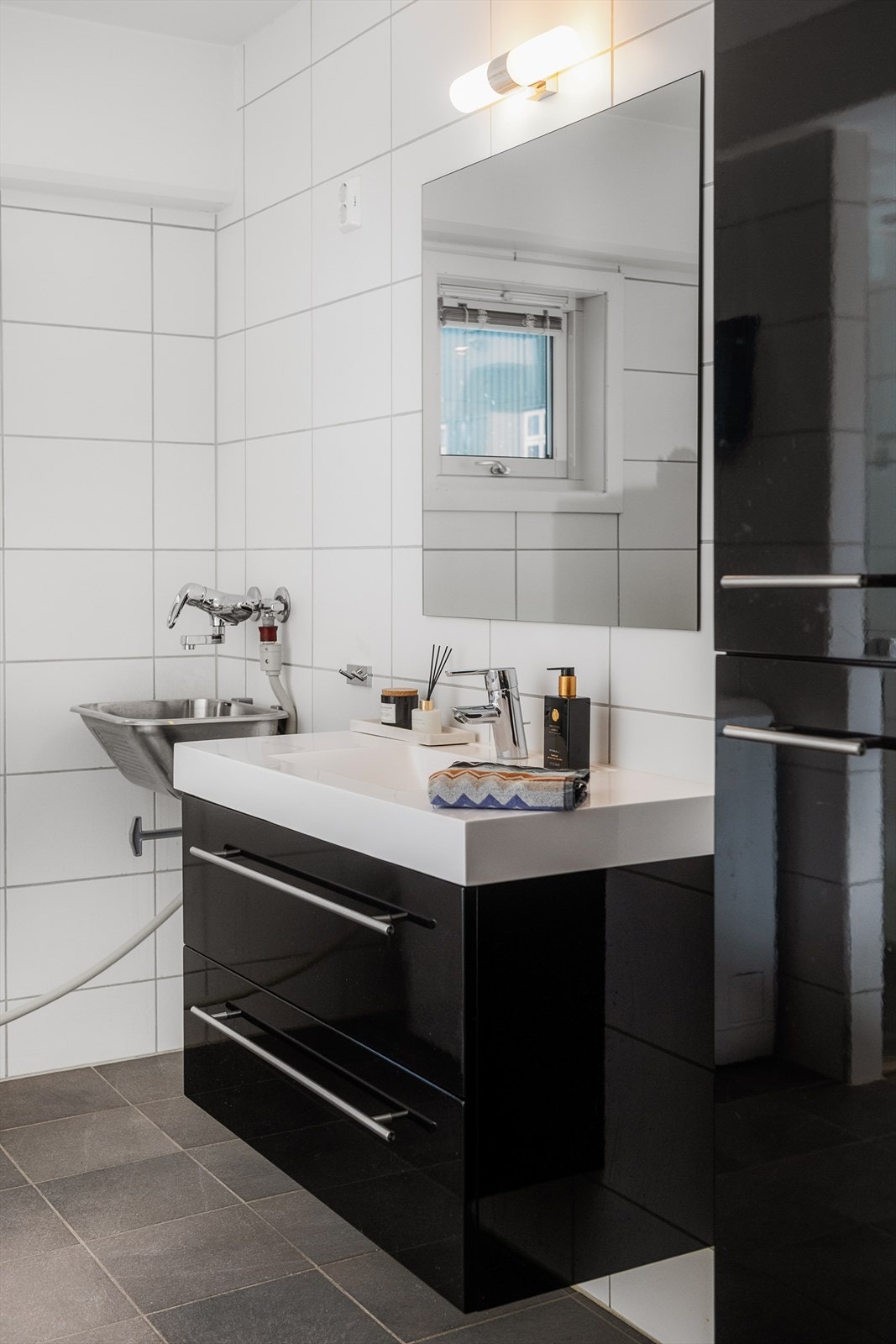 Badet har en praktisk dusjnisje med innfellbar dører og opplegg for vaskemaskin. Galleribilde