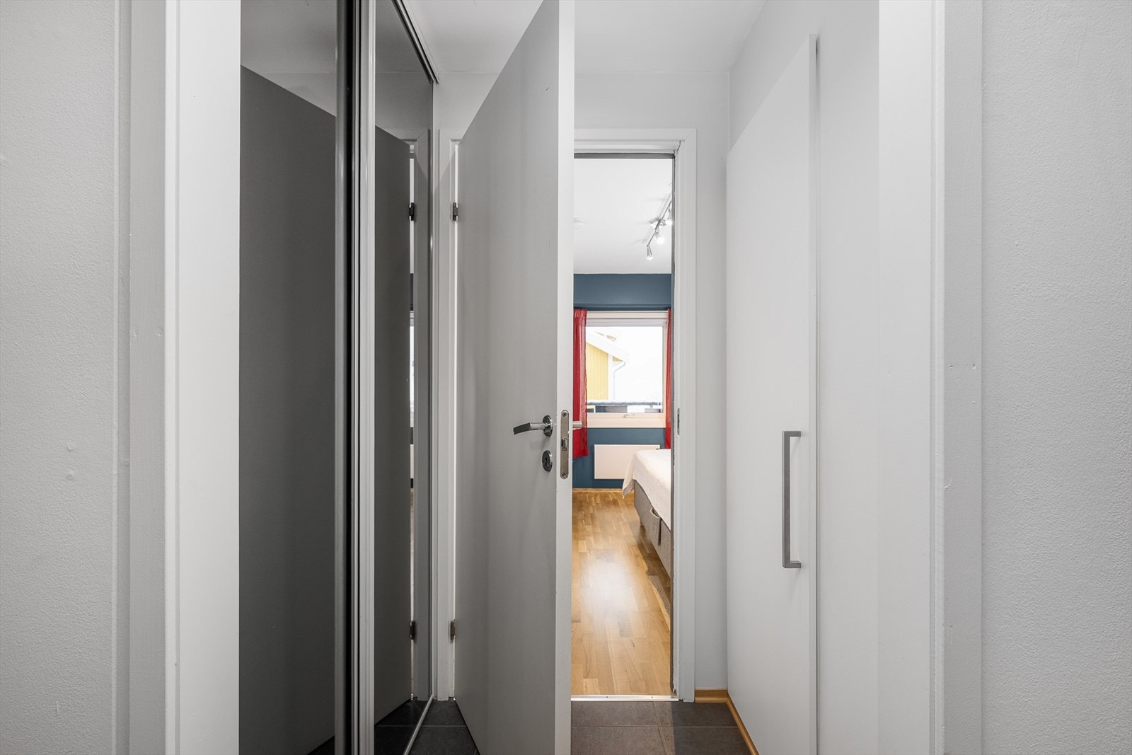 Utenfor soverommet er det en nisje med dobbel skyvedørsgarderobe med speilfronter. Galleribilde