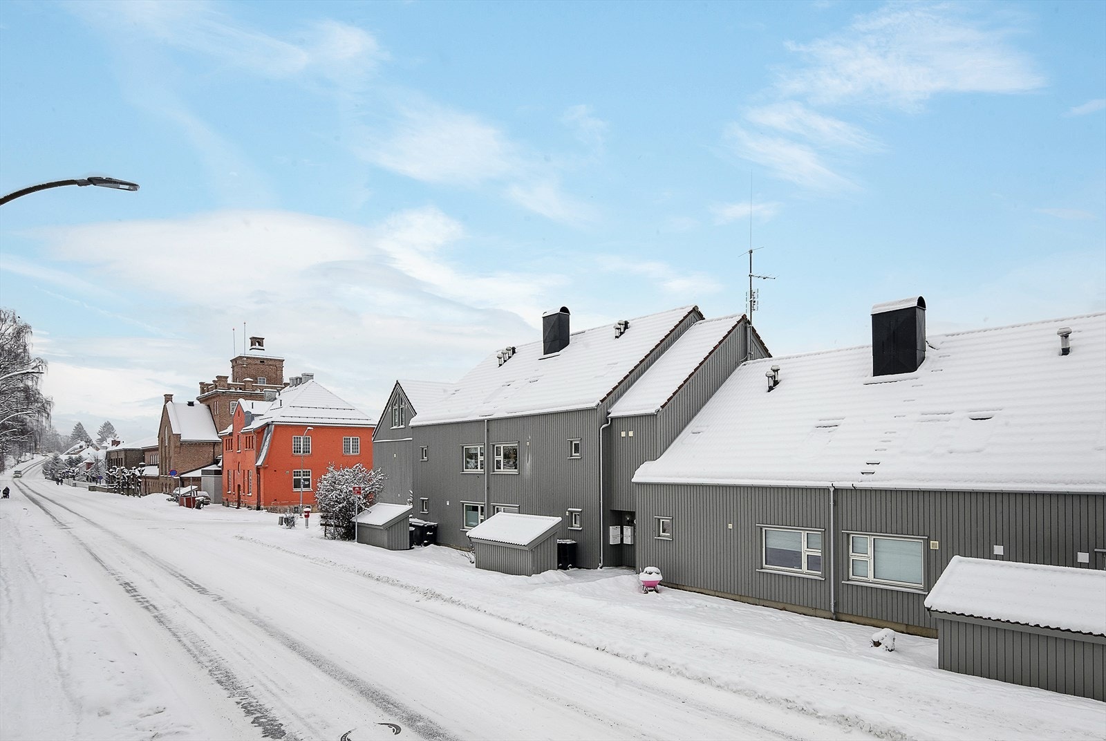 Eiendommen har en meget sentral beliggenhet med gangavstand til alt Lillehammer sentrum har å by på. Galleribilde