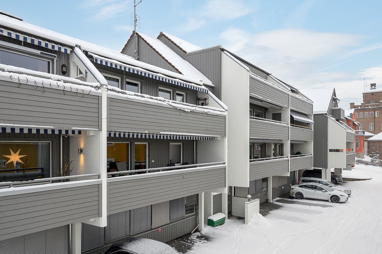 Til leiligheten følger en egen parkeringsplass på sameiets fellesareal. Galleribilde