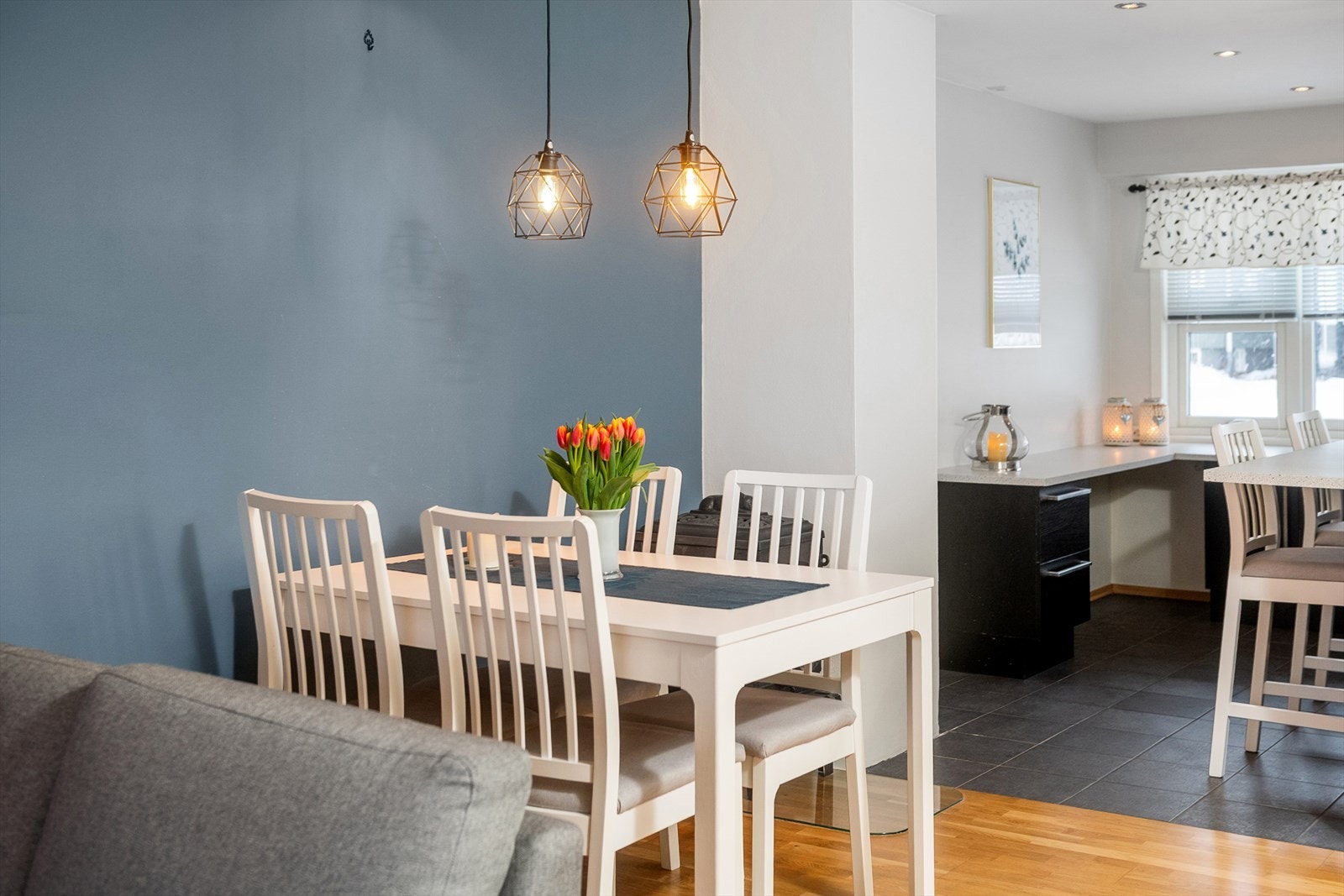 Den åpne løsningen gir plass til en egen spisegruppe i tilknytning til kjøkkenet. Galleribilde